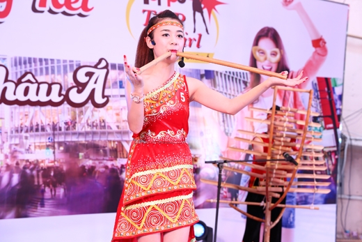 
	
	Thí sinh Nguyễn Thanh Phương “tung chiêu” với màn biểu diễn với 3 loại nhạc cụ dân tộc